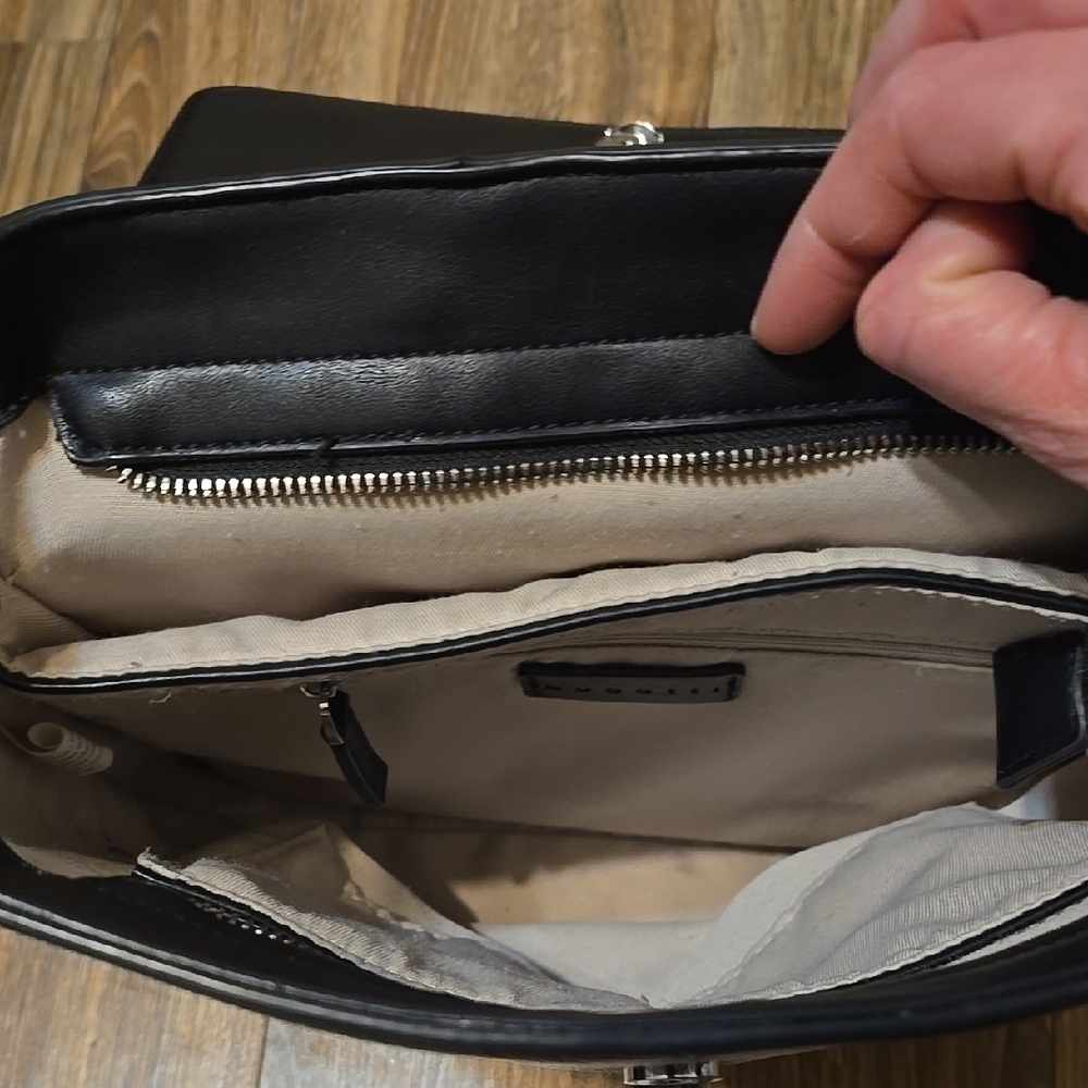 π£ Black Leather Backpack - Picture 4 of 6